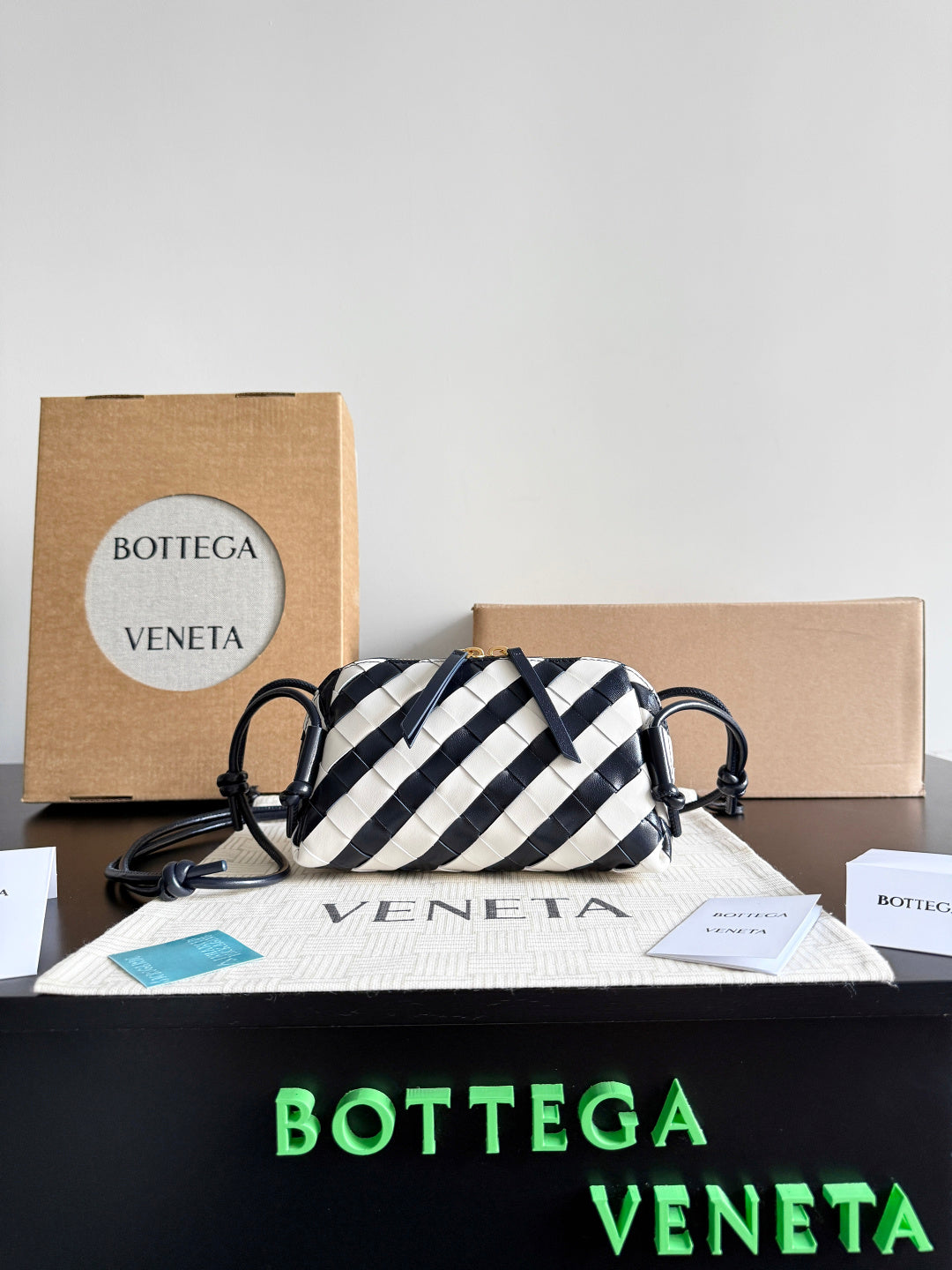 Bottega Veneta White Designer Handbag Edition 21