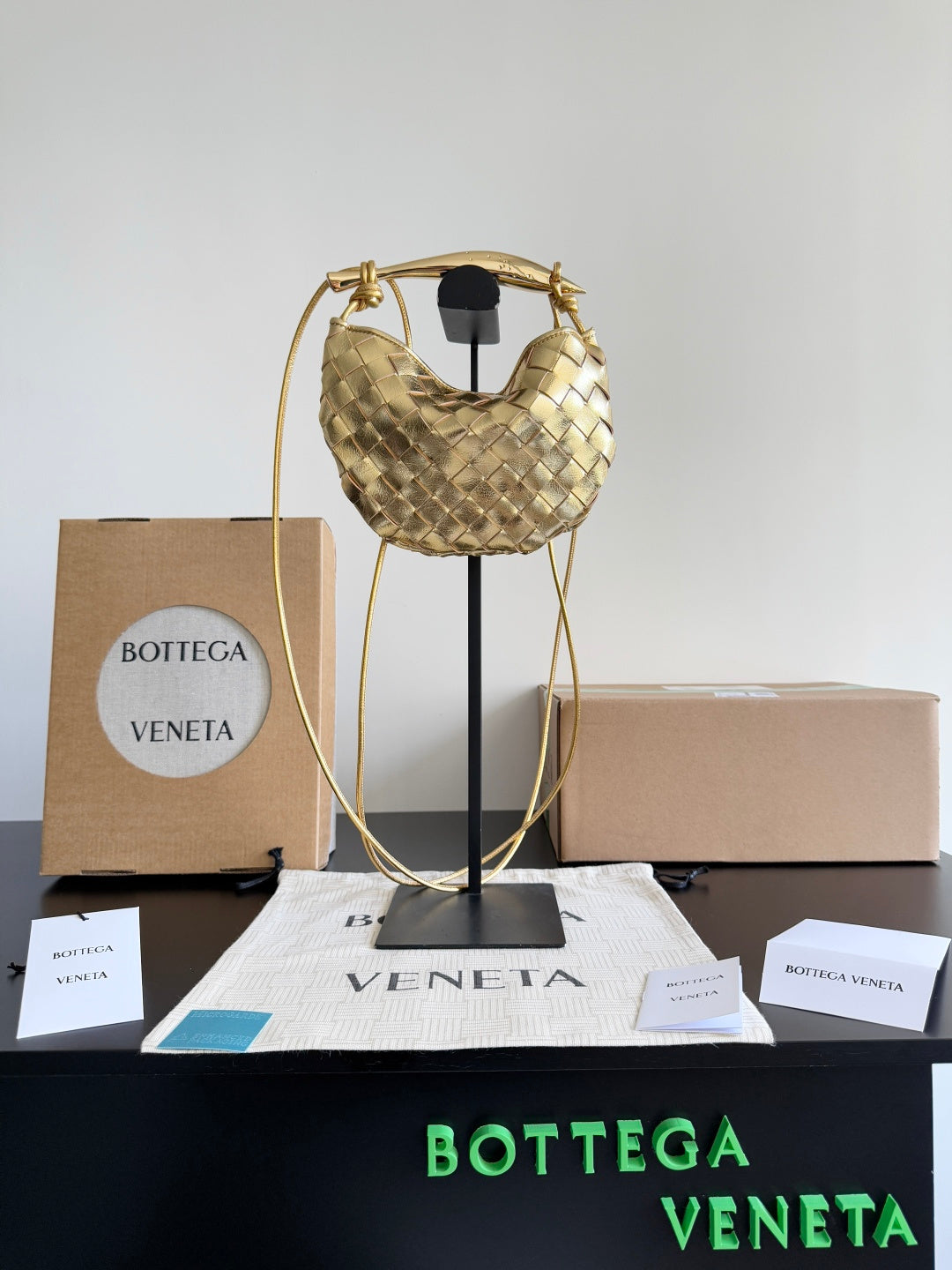 Bottega Veneta Black Designer Handbag Edition 605