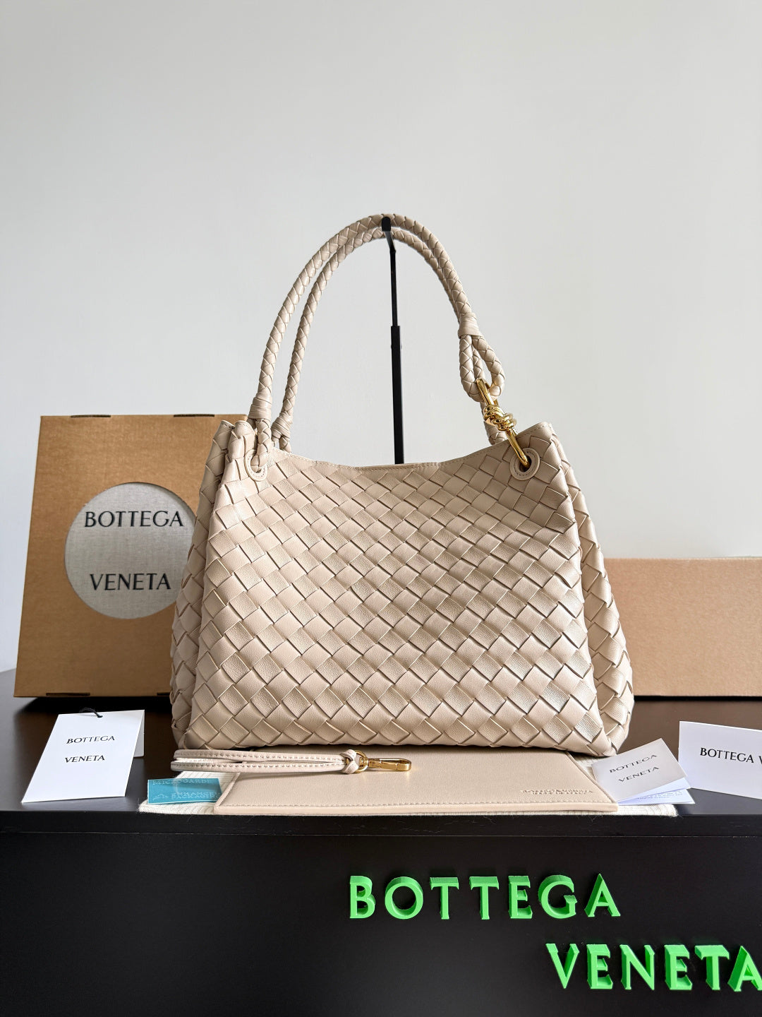 Bottega Veneta Black Designer Handbag Edition 652