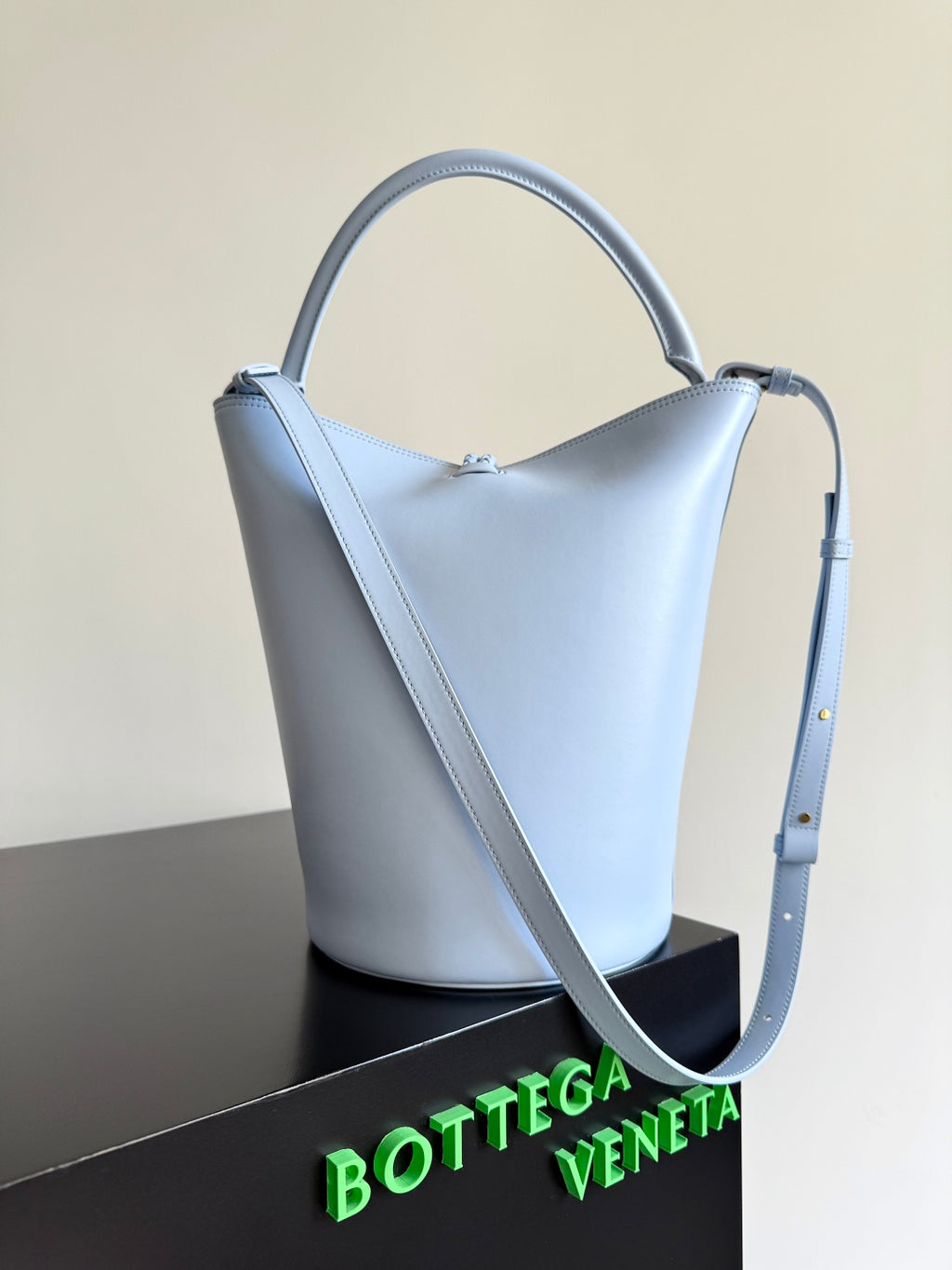 Bottega Veneta 806038 Black Bucket Bag - detail image 3