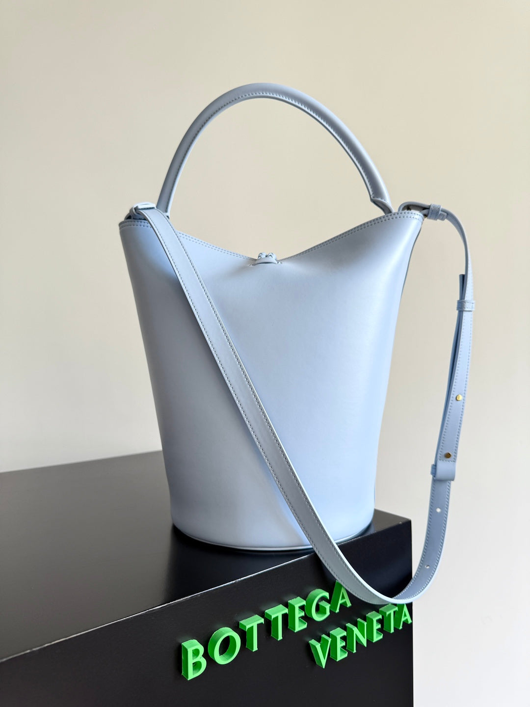 Bottega Veneta 806038 Black Bucket Bag - detail image 3