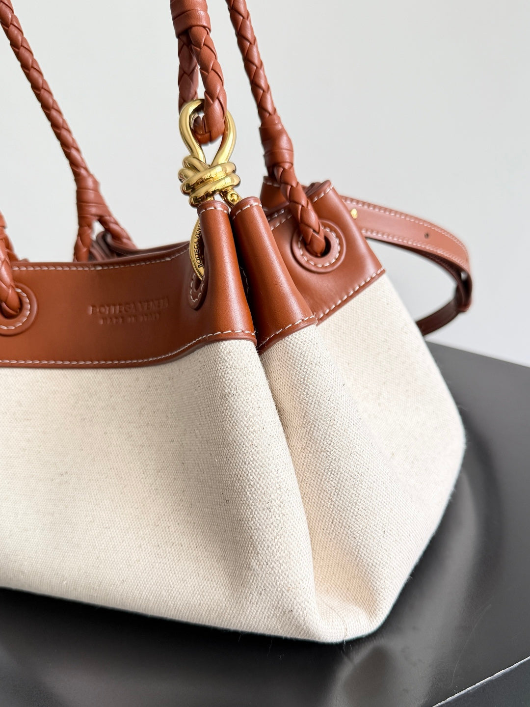Bottega Veneta 826220 Black Designer Handbag - detail image 4