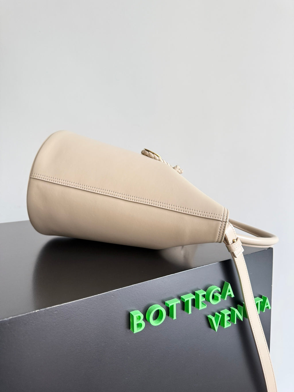 Bottega Veneta 806038 Silver Bucket Bag - detail image 2