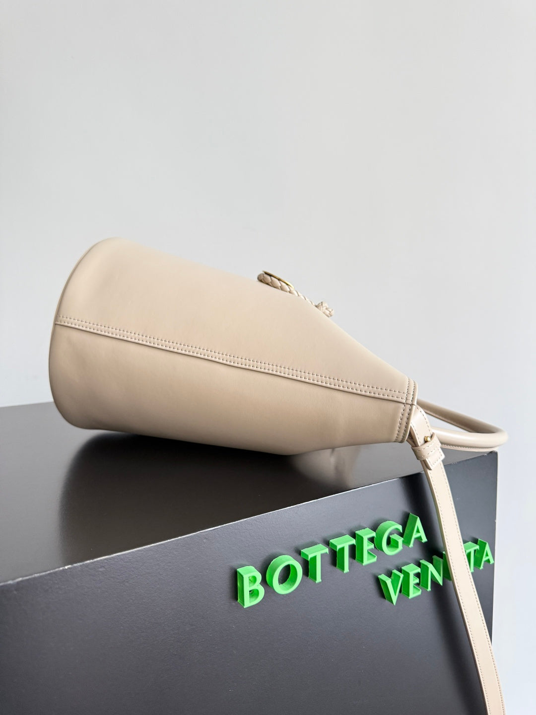 Bottega Veneta 806038 Silver Bucket Bag - detail image 2