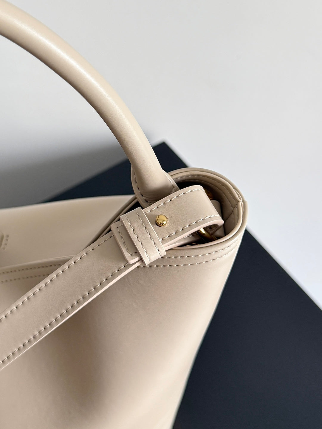 Bottega Veneta 806038 Silver Bucket Bag - detail image 6
