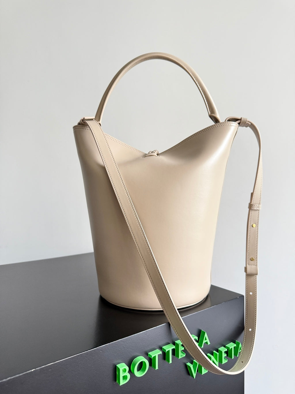 Bottega Veneta 806038 Silver Bucket Bag - detail image 3