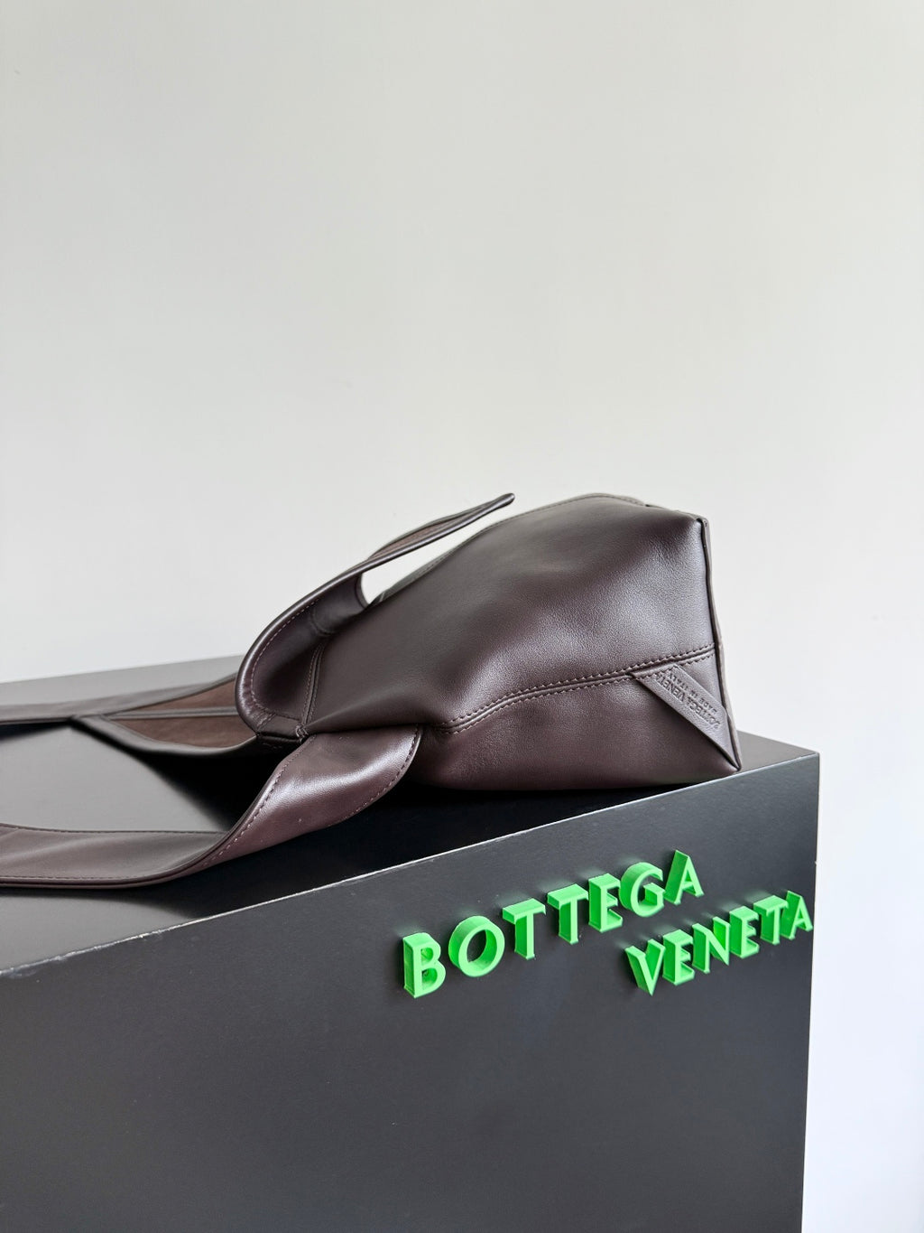 Bottega Veneta 815807 Black Designer Handbag Edition 2 - detail image 4