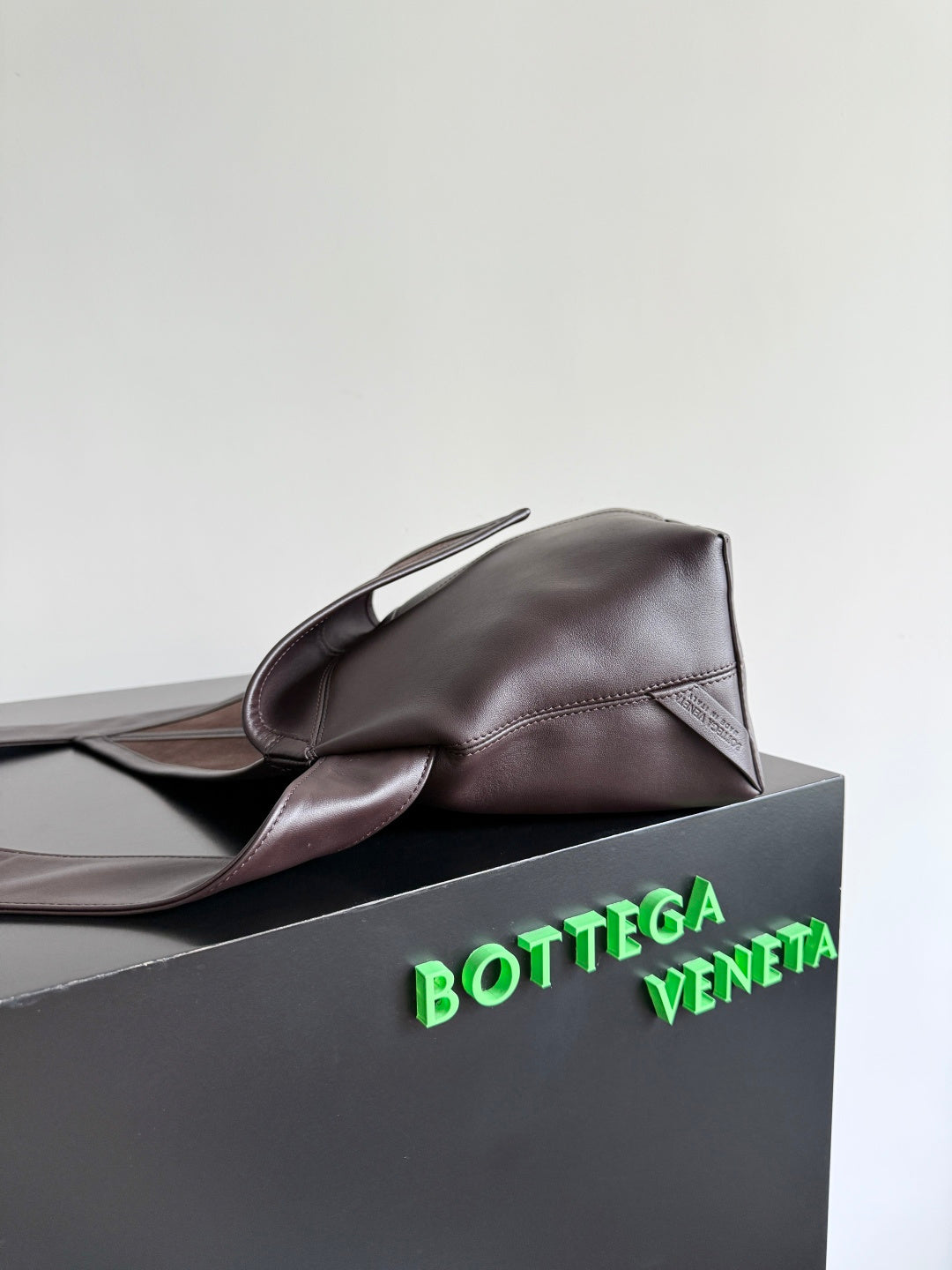 Bottega Veneta 815807 Black Designer Handbag Edition 2 - detail image 4