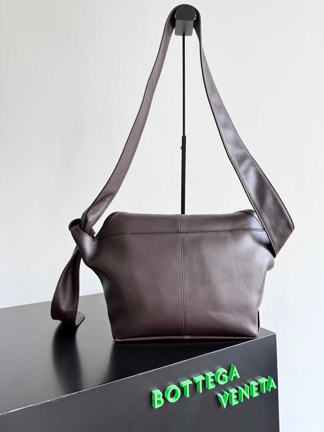 Bottega Veneta 815807 Black Designer Handbag Edition 2 - detail image 3