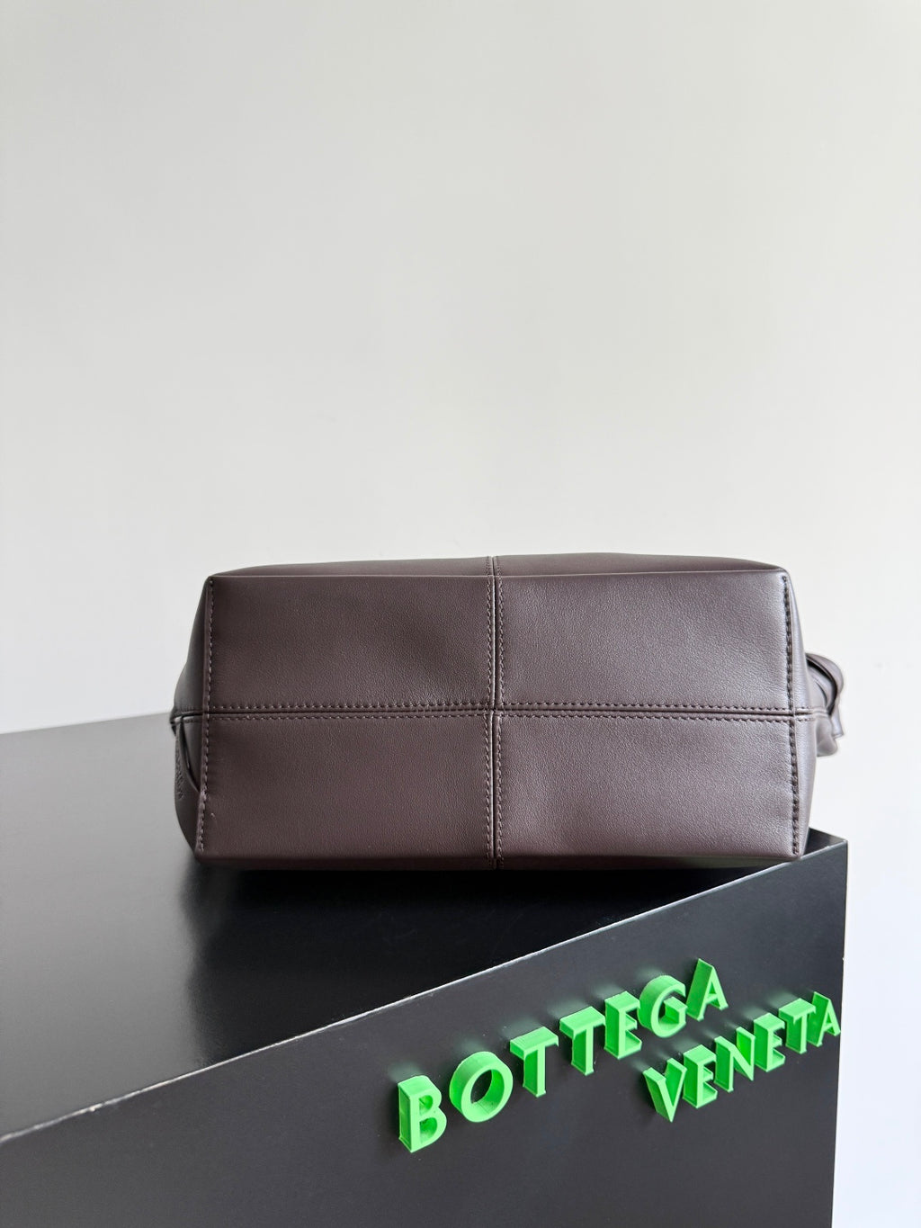 Bottega Veneta 815807 Black Designer Handbag Edition 2 - detail image 2