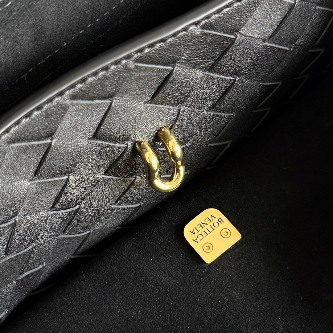 Bottega Veneta Black Designer Handbag Edition 418 - detail image 4