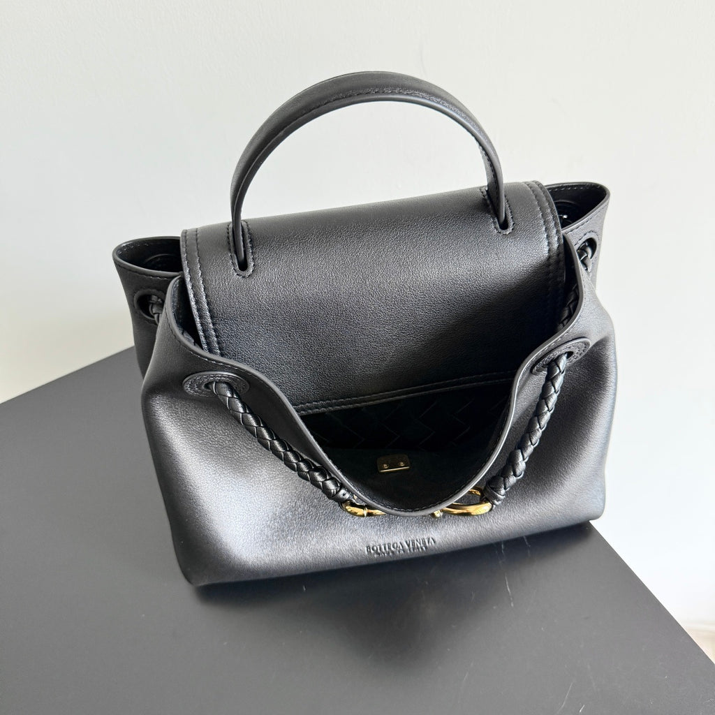 Bottega Veneta Black Designer Handbag Edition 418 - detail image 2