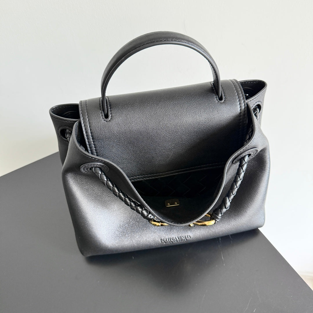 Bottega Veneta Black Designer Handbag Edition 418 - detail image 2