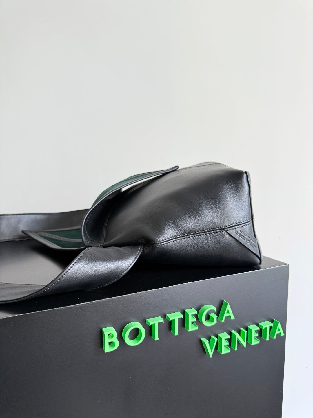 Bottega Veneta 815807 Black Designer Handbag Edition 4 - detail image 4