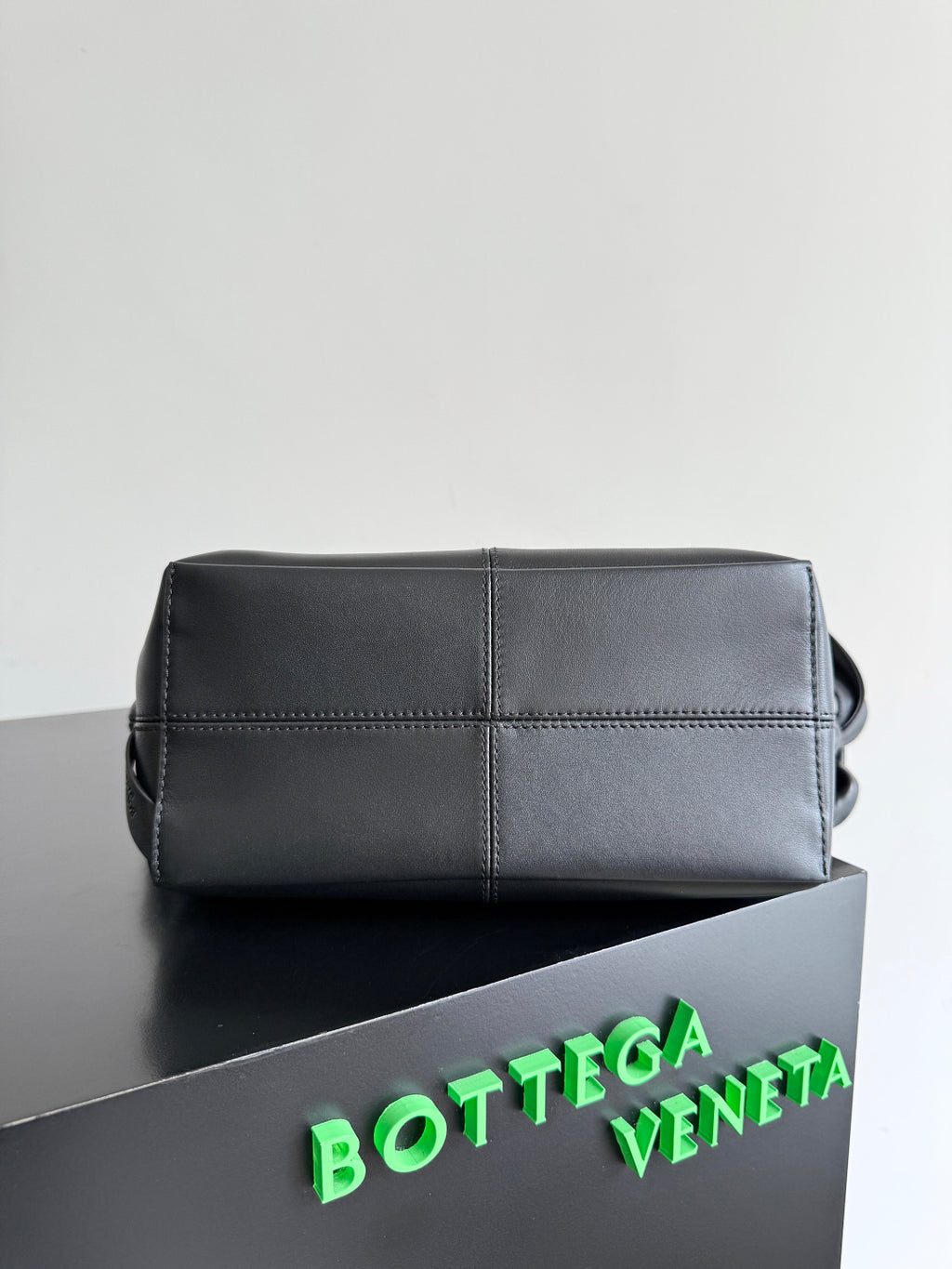 Bottega Veneta 815807 Black Designer Handbag Edition 4 - detail image 2