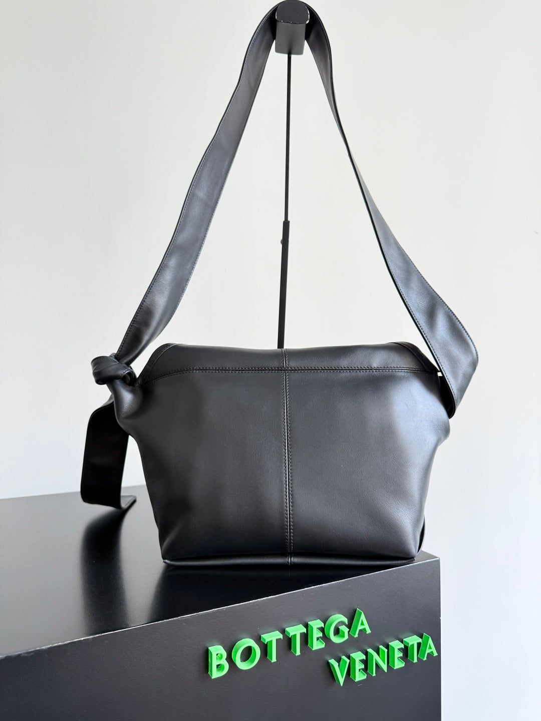 Bottega Veneta 815807 Black Designer Handbag Edition 4 - detail image 3