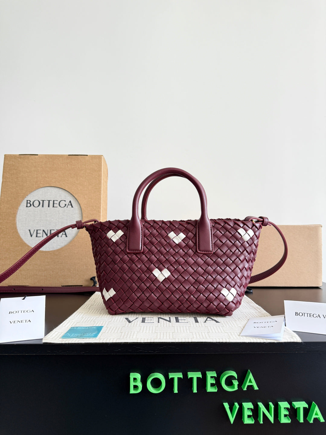 Bottega Veneta Black Designer Wallet Edition 40