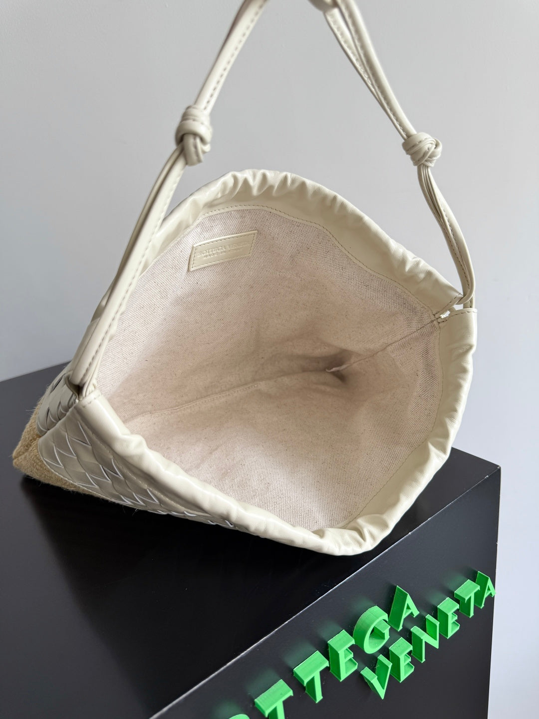 Bottega Veneta 839102 Silver Hobo Bag - detail image 9