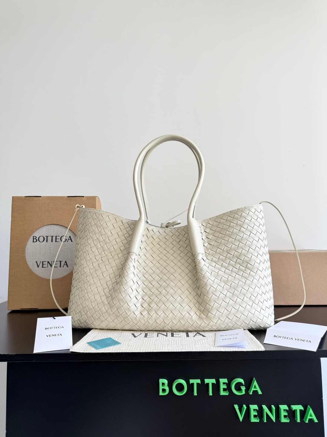 Bottega Veneta Black Designer Handbag Edition 637