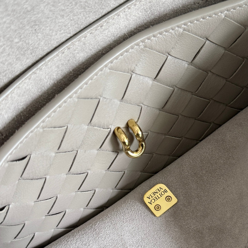 Bottega Veneta Silver Designer Handbag Edition 117 - detail image 4