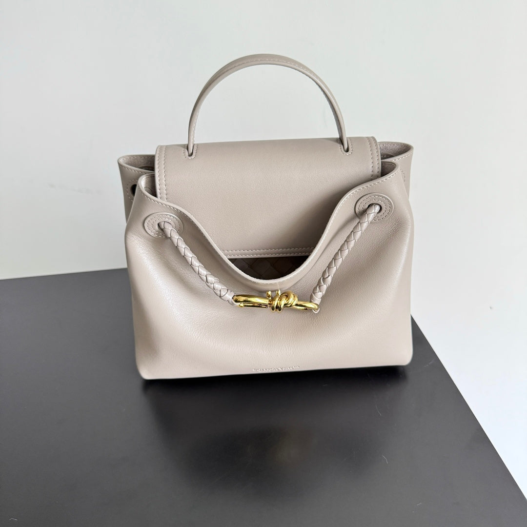 Bottega Veneta Silver Designer Handbag Edition 117 - detail image 2