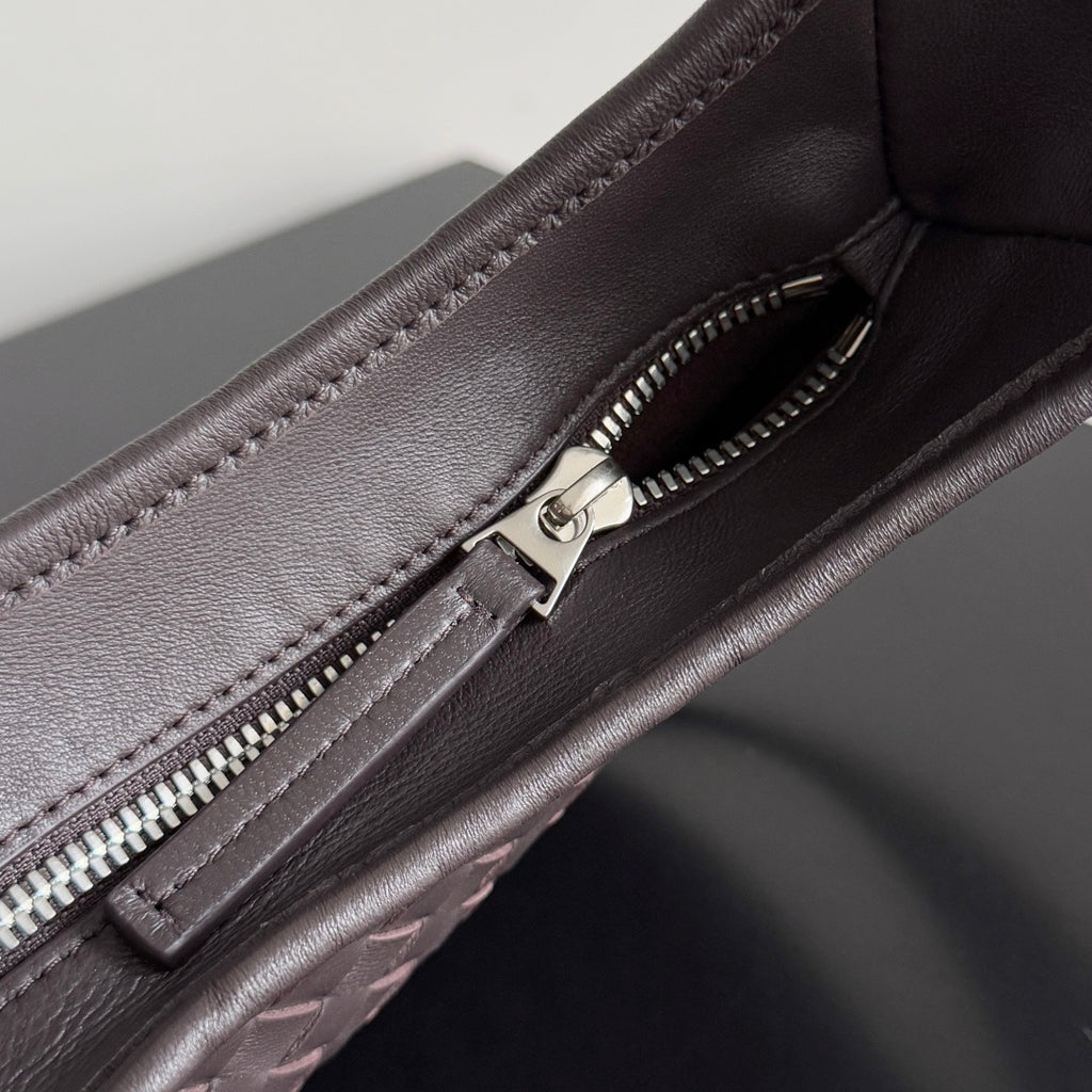 Bottega Veneta 836918 Black Designer Handbag - detail image 7