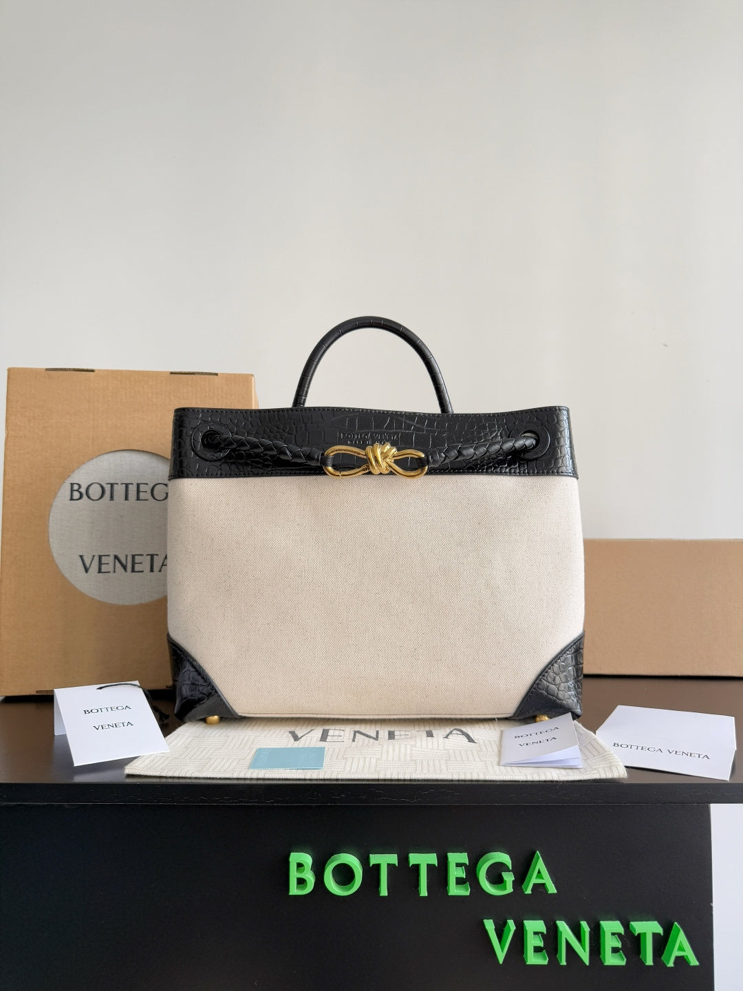 Bottega Veneta Black Designer Handbag Edition 677