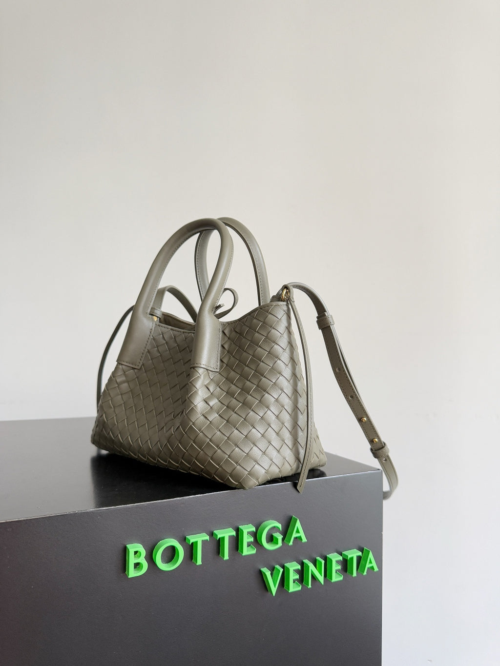 Bottega Veneta 819004 Charcoal Gray Designer Handbag - detail image 2