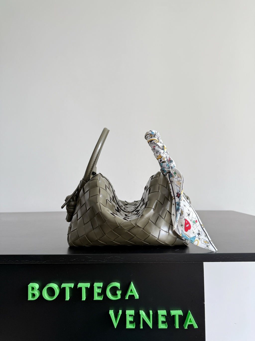 Bottega Veneta Black Designer Handbag Edition 565 - detail image 2