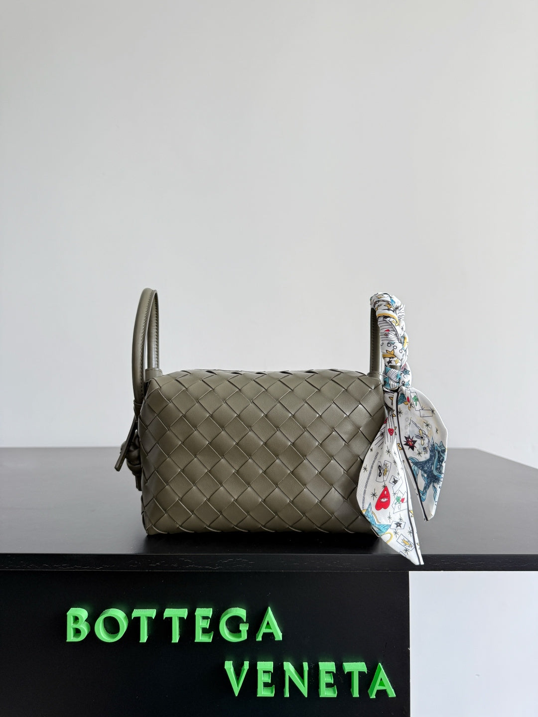 Bottega Veneta Black Designer Handbag Edition 565
