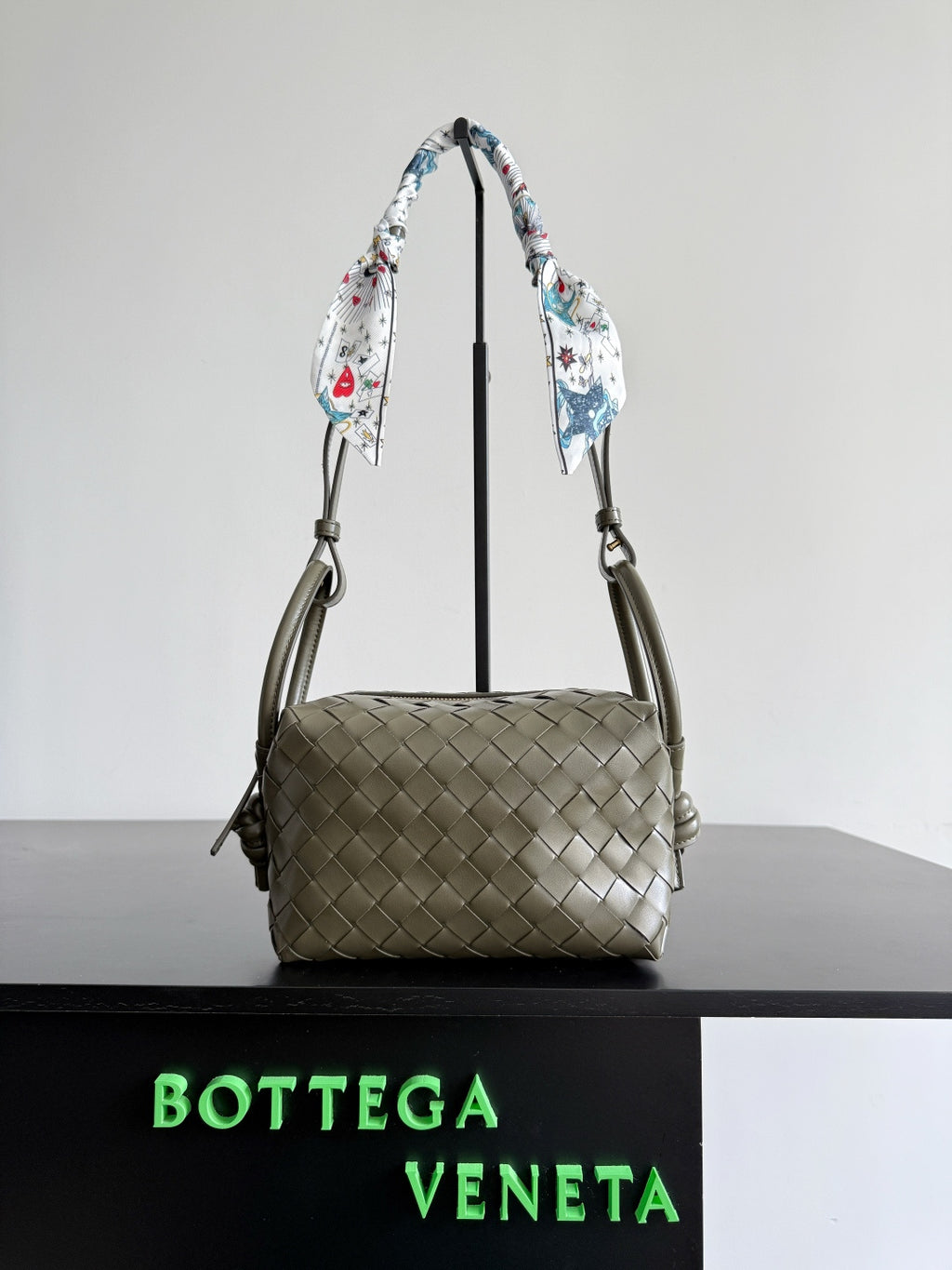 Bottega Veneta Black Designer Handbag Edition 565 - detail image 3