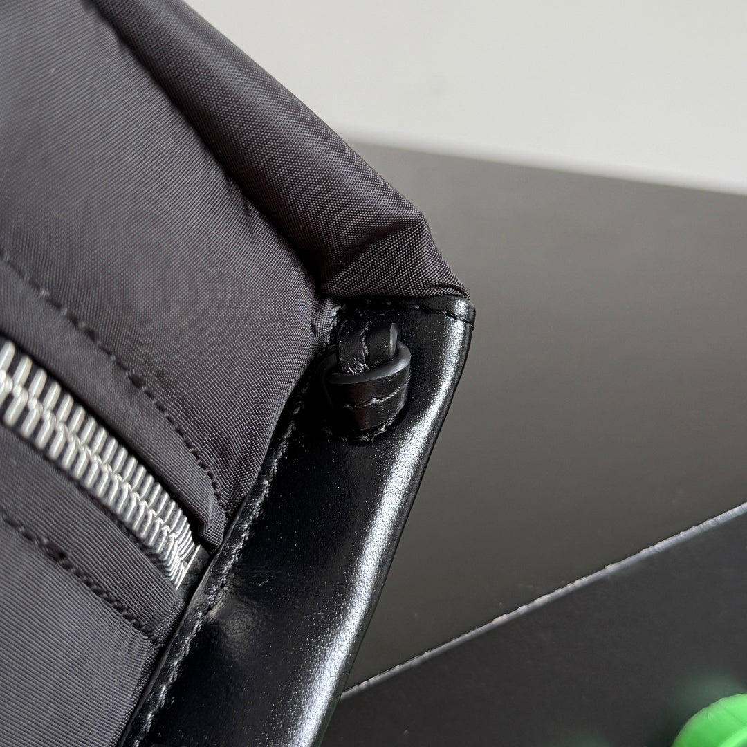 Bottega Veneta 806369 Black Designer Handbag - detail image 3