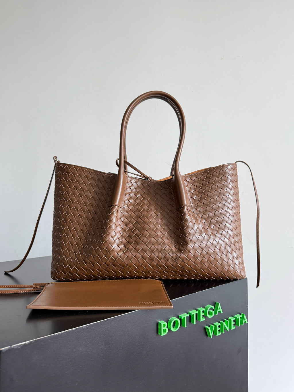 Bottega Veneta 817166 Brown Designer Handbag Edition 2