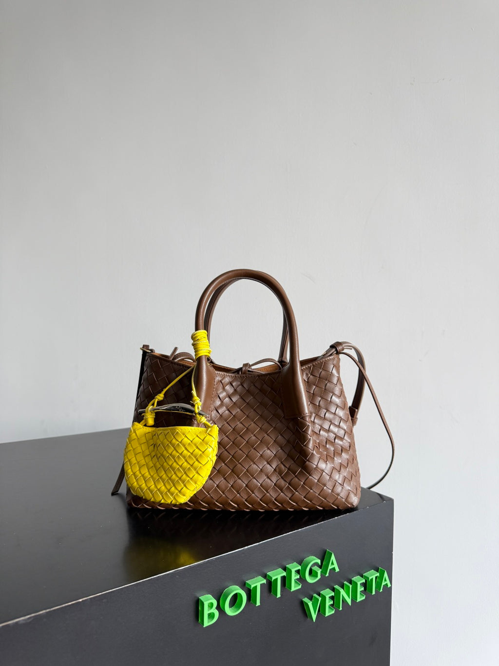 Bottega Veneta Black Designer Handbag Edition 403 - detail image 2