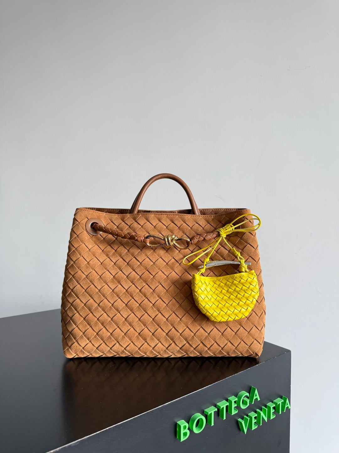 Bottega Veneta Black Designer Handbag Edition 403 - detail image 3