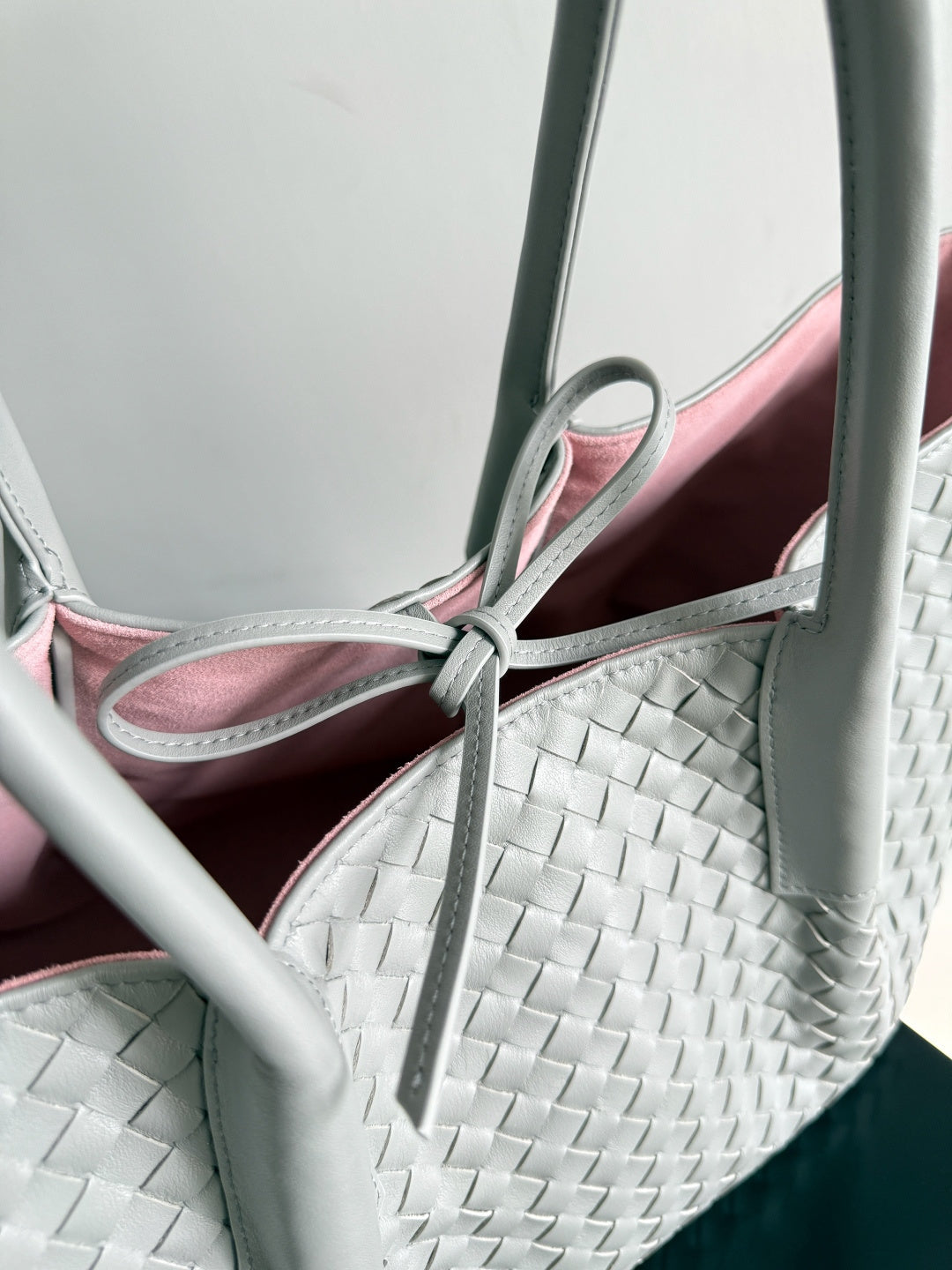 Bottega Veneta 817166 Black Designer Handbag Edition 2 - detail image 2