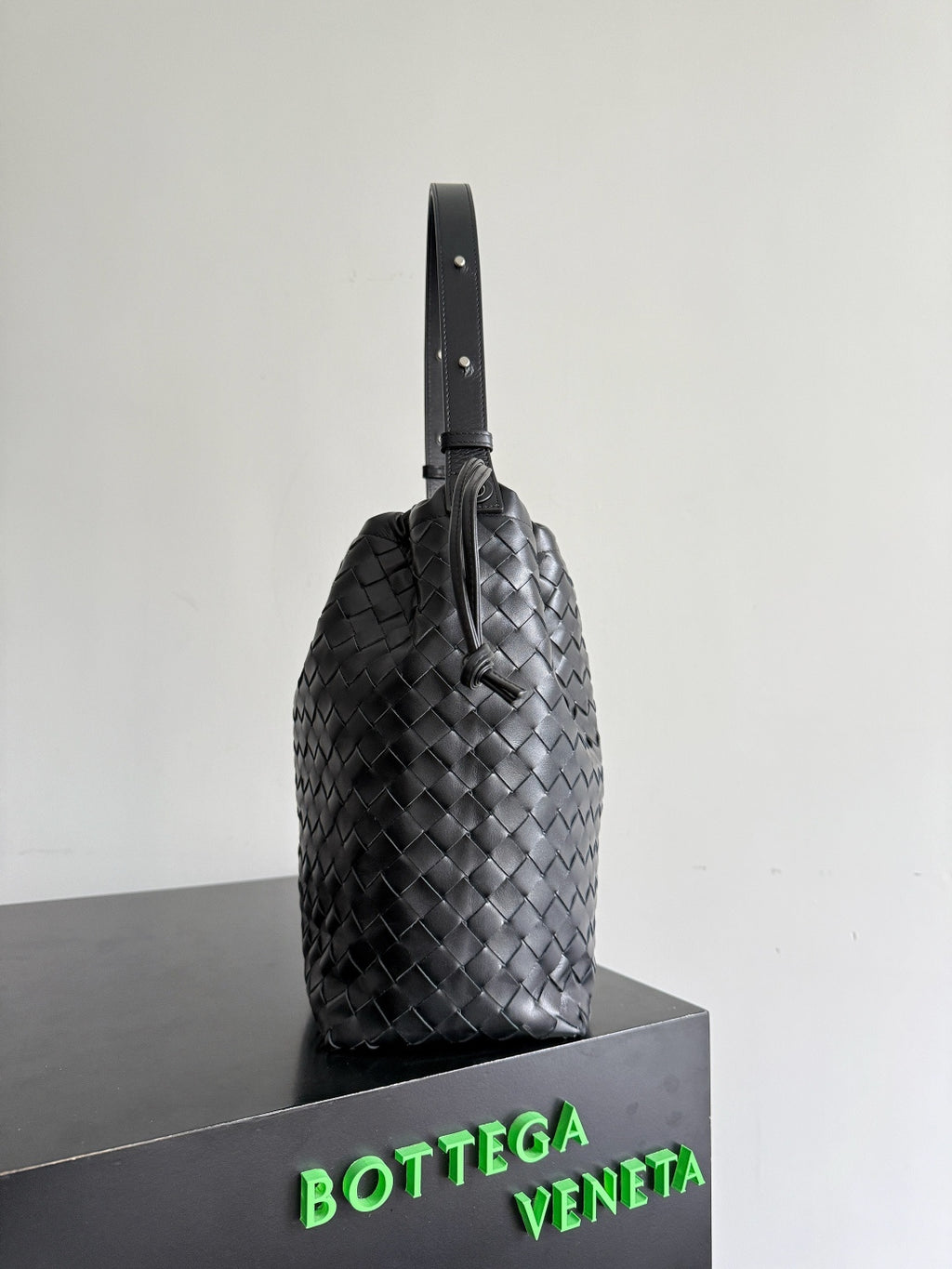 Bottega Veneta 836020 Black Bucket Bag - detail image 2