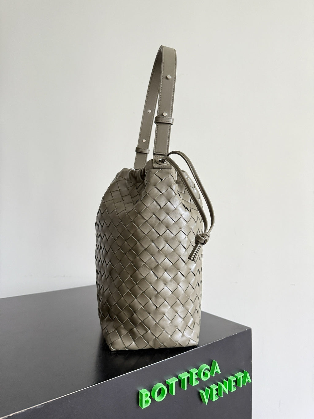 Bottega Veneta 836020 Gray Bucket Bag - detail image 2