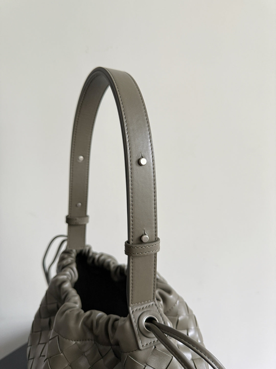 Bottega Veneta 836020 Gray Bucket Bag - detail image 4
