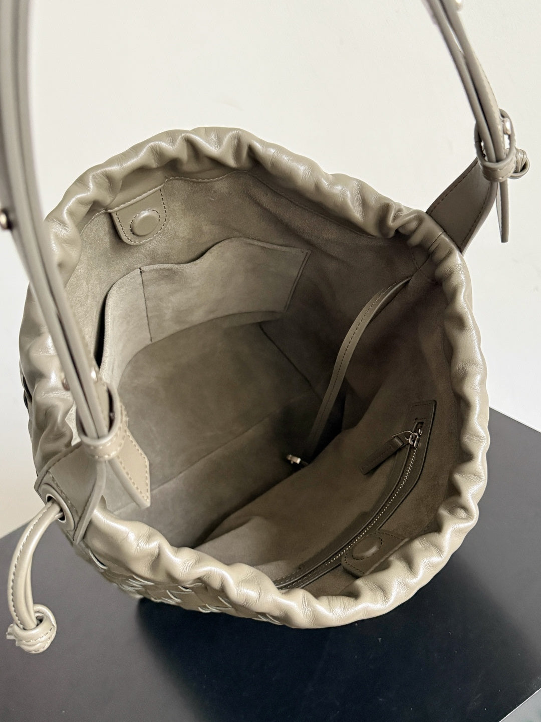 Bottega Veneta 836020 Gray Bucket Bag - detail image 9