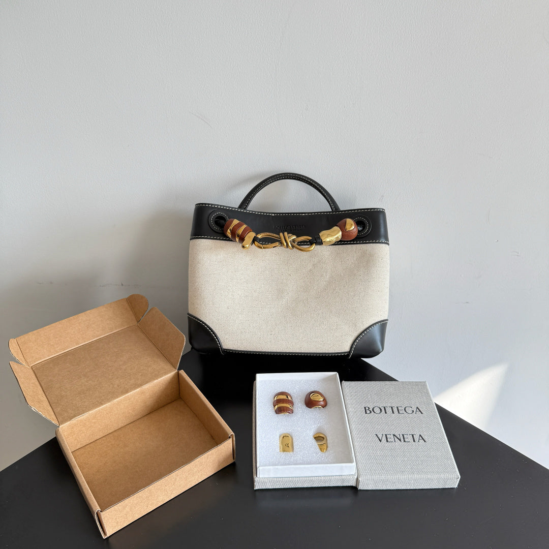 Bottega Veneta Black Designer Handbag Edition 519