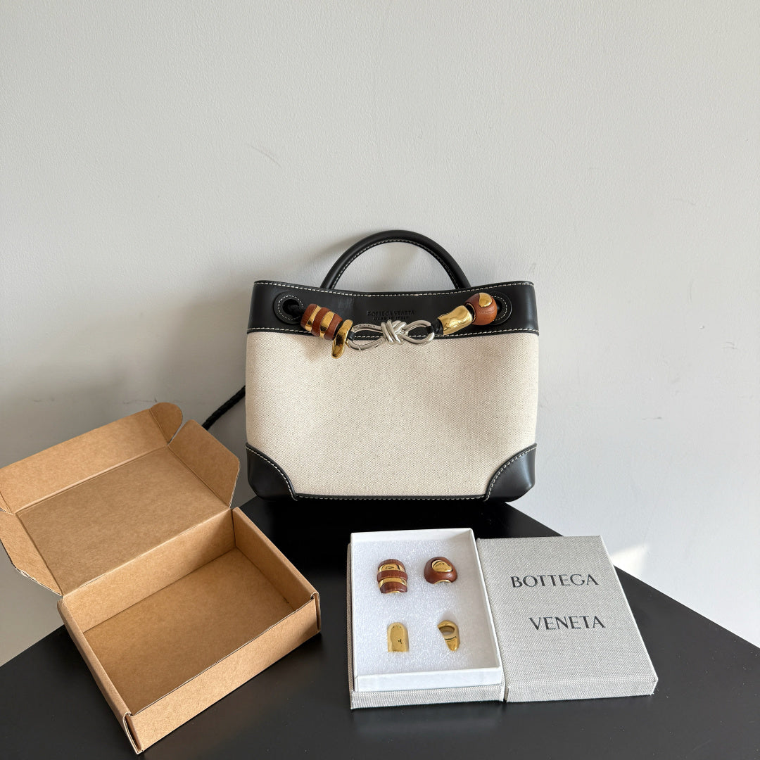 Bottega Veneta Black Designer Handbag Edition 517
