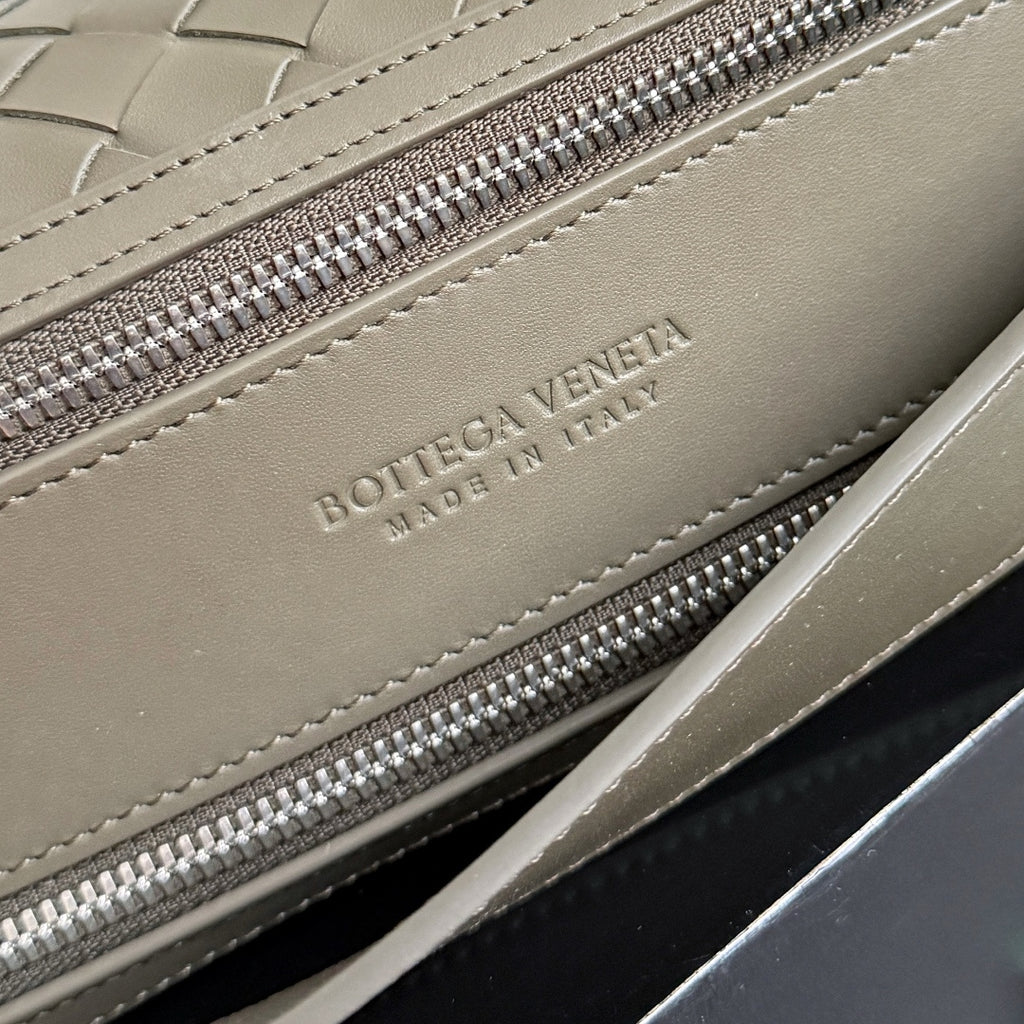 Bottega Veneta 836016 Gray Clutch Bag - detail image 6