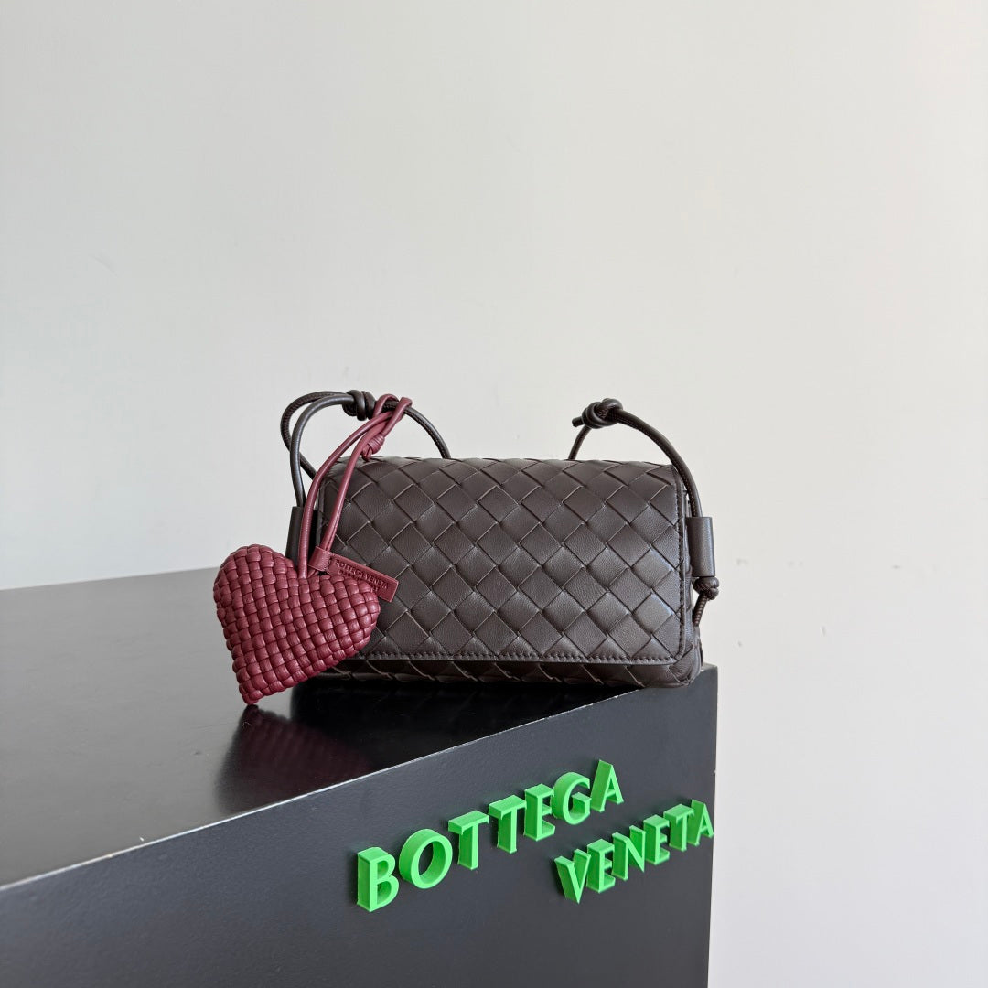 Bottega Veneta Red Designer Handbag Edition 13 - detail image 2