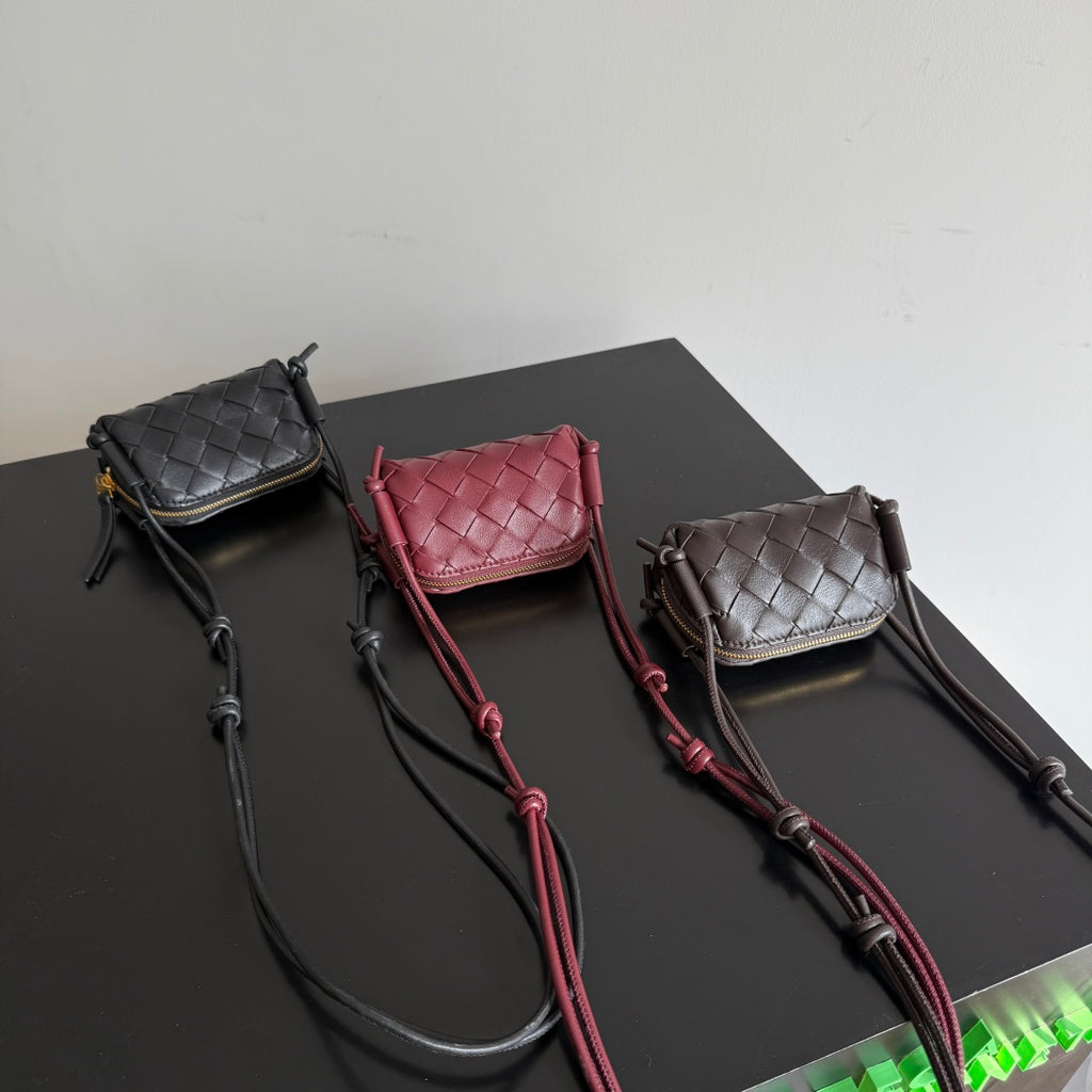 Bottega Veneta Black Designer Handbag Edition 107 - detail image 2