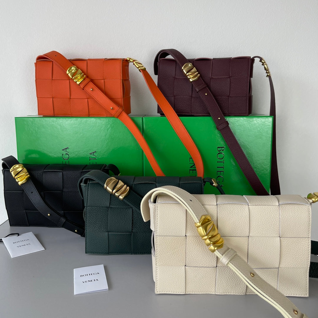 Bottega Veneta Black & Green Designer Handbag Edition 5 - detail image 2