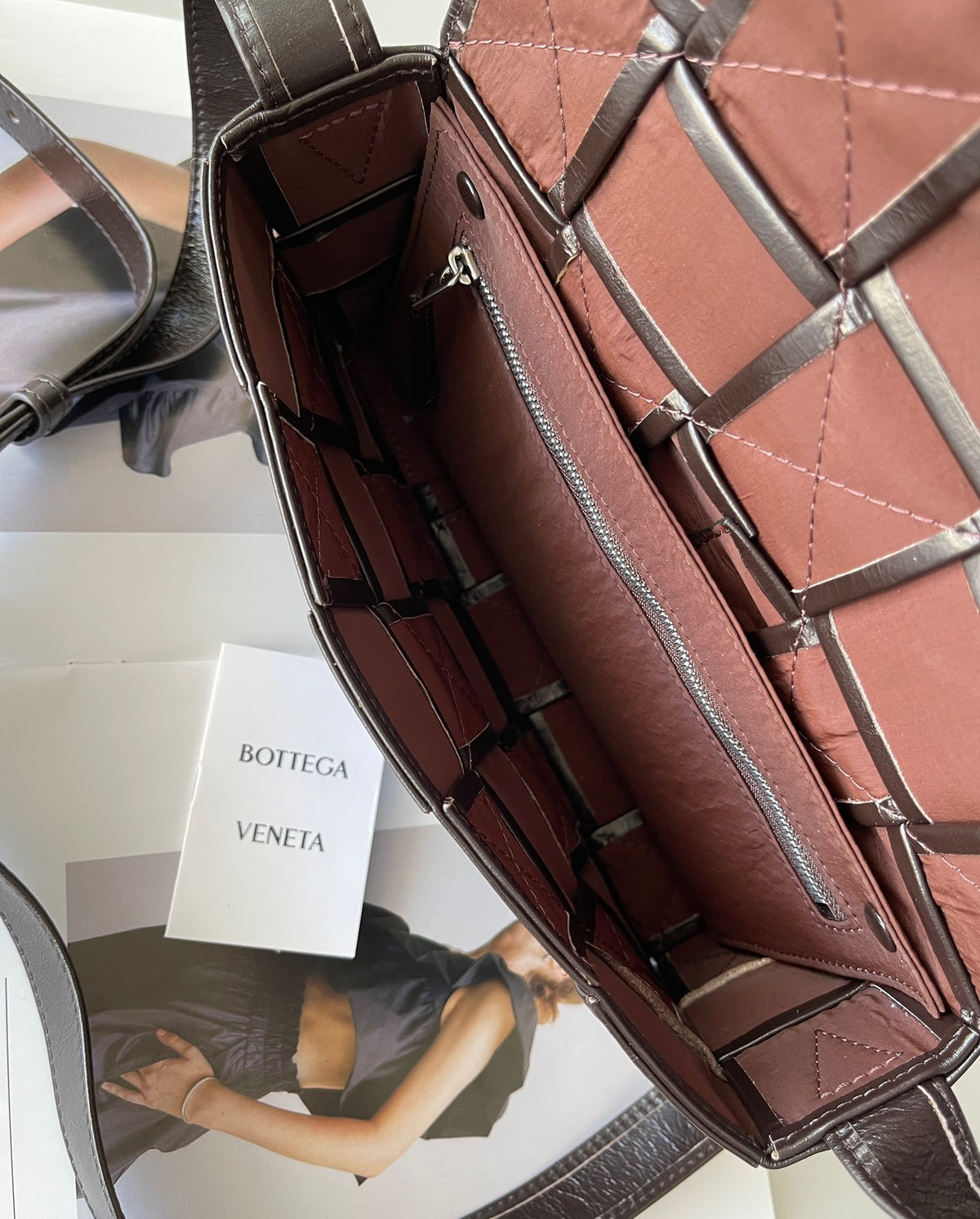 Bottega Veneta Black Designer Handbag Edition 617 - detail image 9