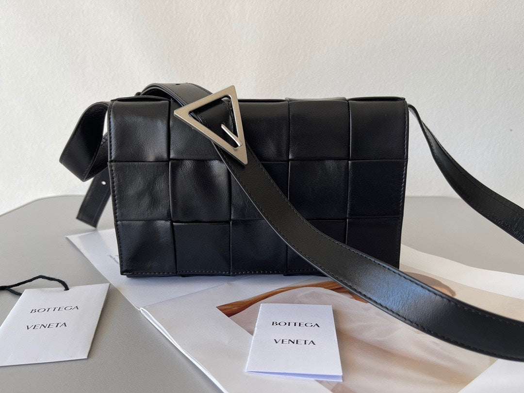 Bottega Veneta Black Designer Handbag Edition 611