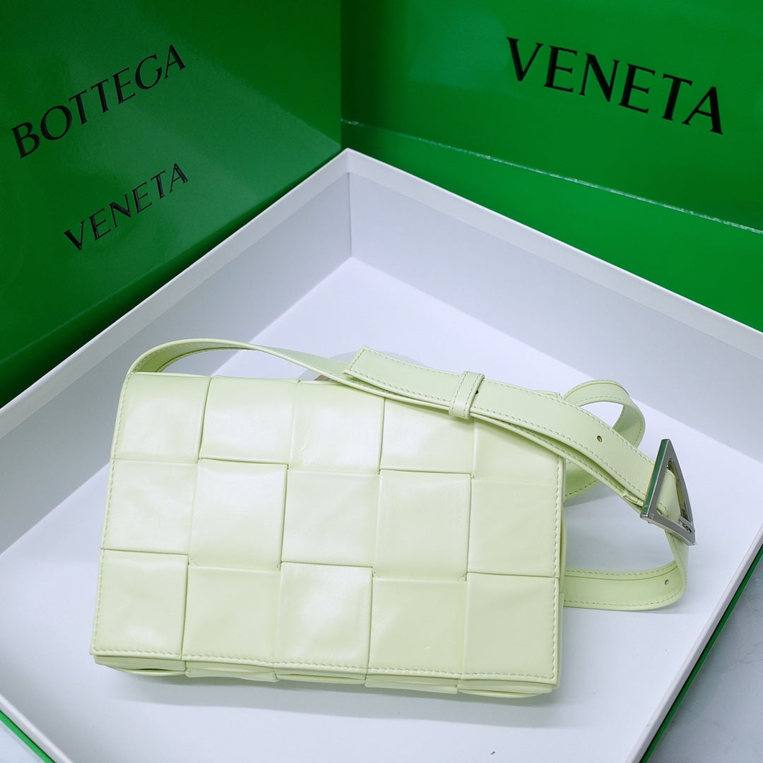 Bottega Veneta Green Designer Handbag Edition 18
