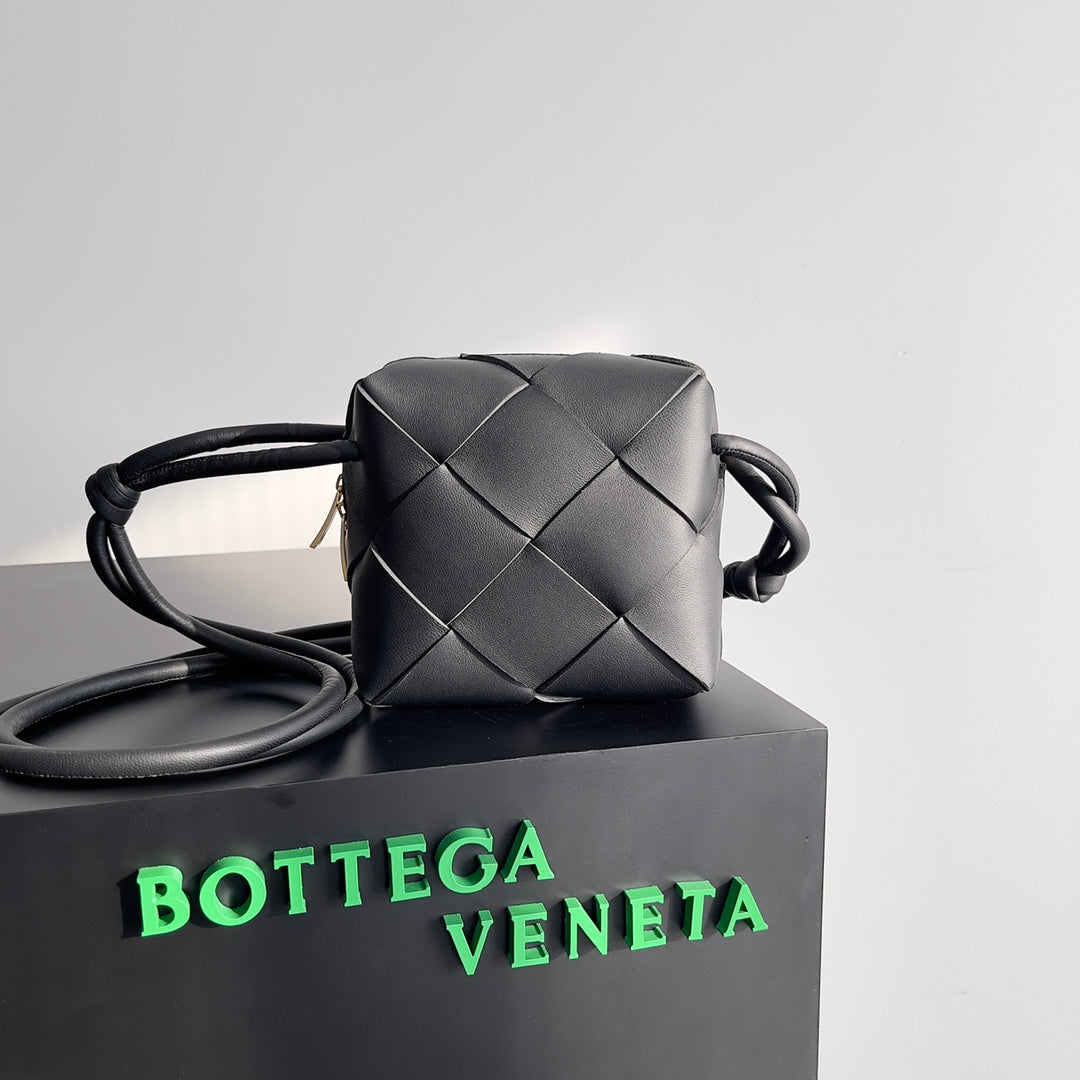 Bottega Veneta Black Designer Handbag Edition 510